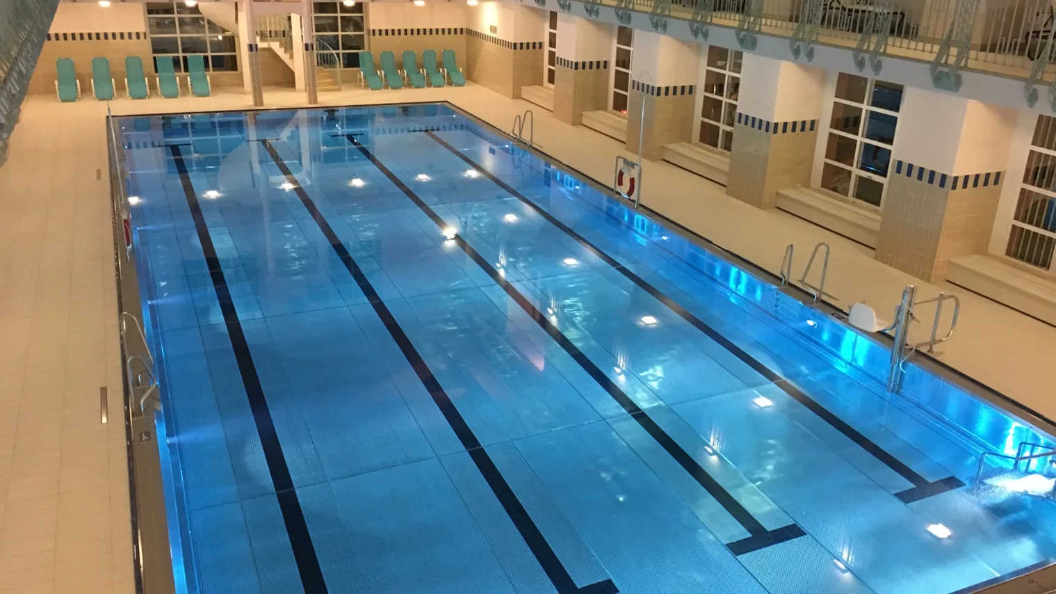 innsbruck hallenbad amraser strasse 25m becken vogelperspektive wellness