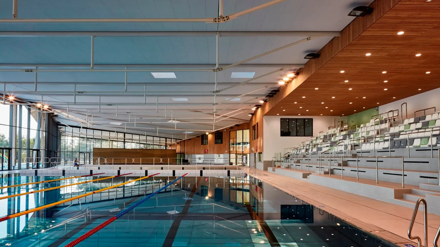 venelles frankreich schwimmerbecken innen sport