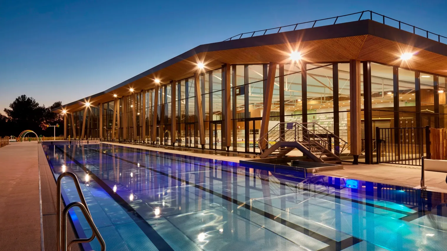 venelles frankreich schwimmerbecken nachtansicht sport